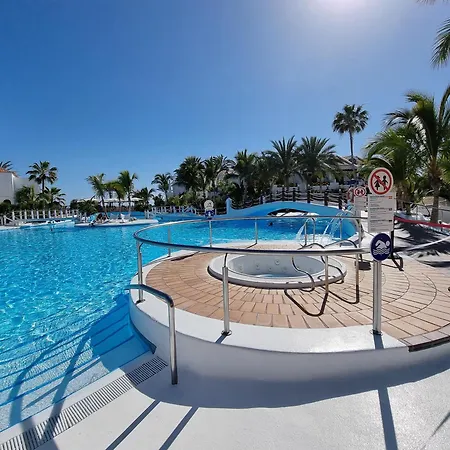 شقة Beachfront No 1 With Heated Pool, Close To Sea And Beach, Balcony, Wifi