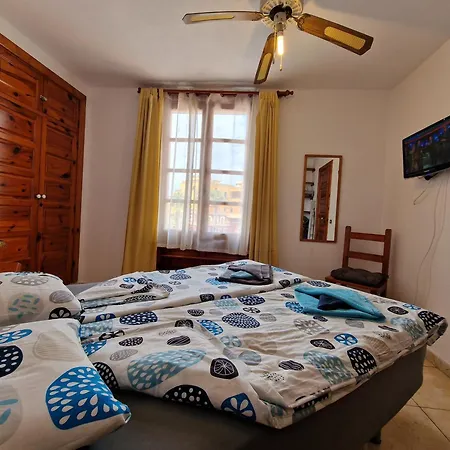 Beachfront No 1 With Heated Pool, Close To Sea And Beach, Balcony, Wifi شقة *