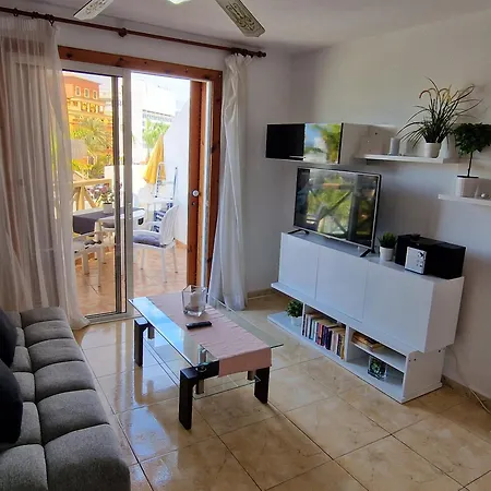 شقة Beachfront No 1 With Heated Pool, Close To Sea And Beach, Balcony, Wifi