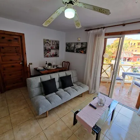 شقة Beachfront No 1 With Heated Pool, Close To Sea And Beach, Balcony, Wifi *