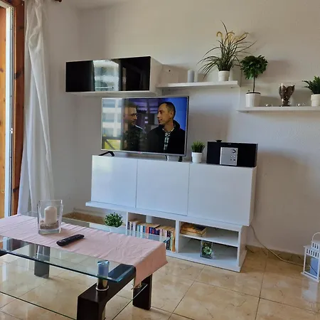 شقة Beachfront No 1 With Heated Pool, Close To Sea And Beach, Balcony, Wifi *