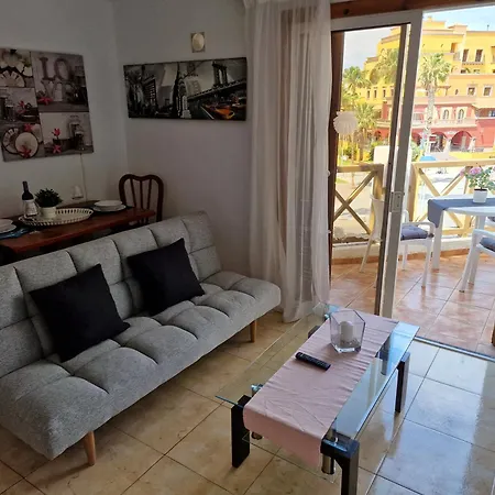 شقة Beachfront No 1 With Heated Pool, Close To Sea And Beach, Balcony, Wifi