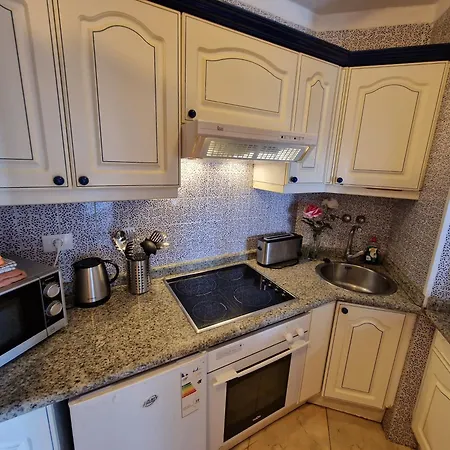 شقة Beachfront No 1 With Heated Pool, Close To Sea And Beach, Balcony, Wifi